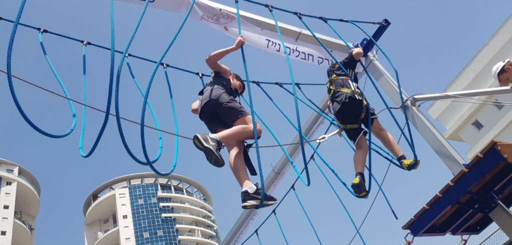 פארק חבלים נייד על נגררת, קונסטרוקציה,טראסים,מודולרי.