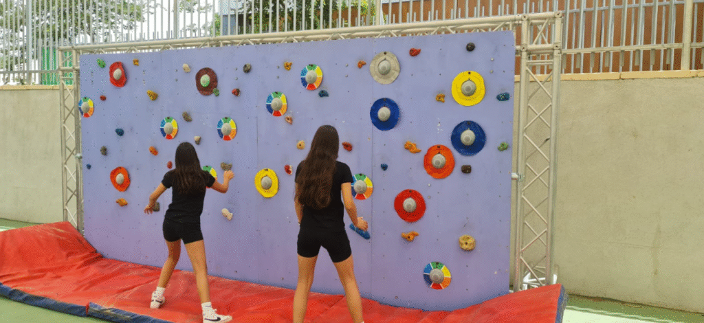 פלייאינטר אקטיב על בולדר,ריצפה,שולחן,קיר,חליפות. — תמונה 2